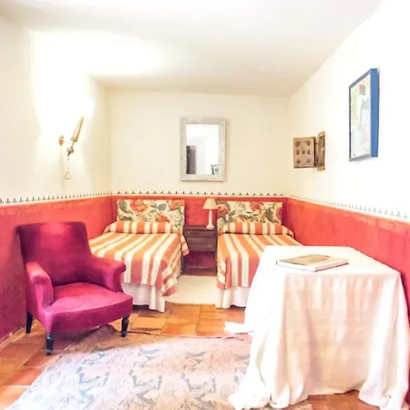 Spacious With Pool In Доминго-Гарсия