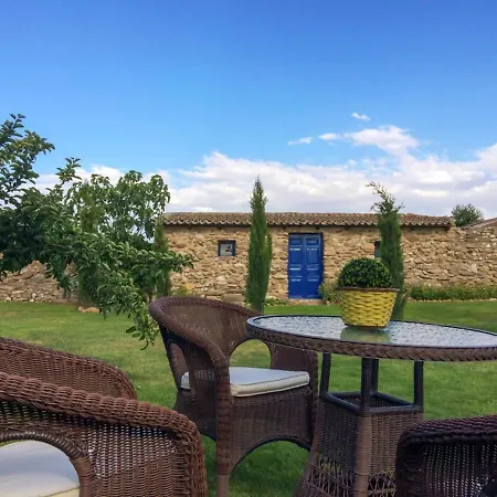 Spacious With Pool In Доминго-Гарсия